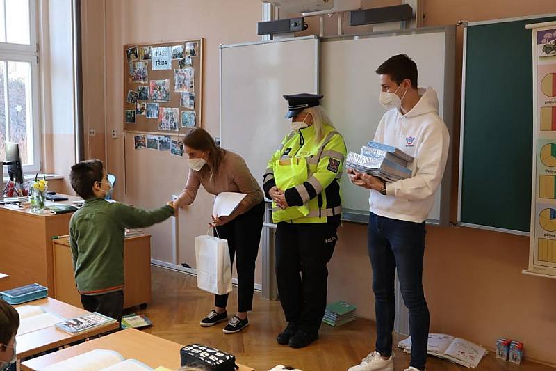 S návratem do škol si děti z některých základních škol mohly připomenout pravidla bezpečného přecházení vozovky a další pravidla společně s policisty a zástupci Týmu silniční bezpečnosti a BESIP Libereckého kraje.