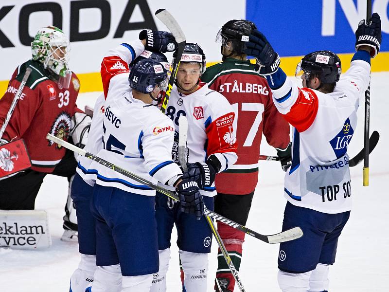 Michal Bulíř přijímá gratulace po vstřelení gólu, kterým poslal Liberec do čtvrtfinále Ligy mistrů. 