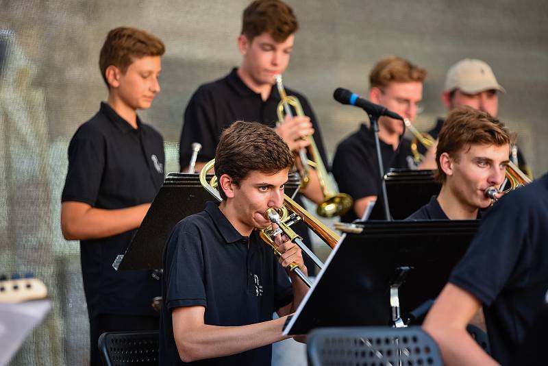 Pestrý program opět nabídne Léto na náměstí v Liberci. Zahájil ho koncert Big Bandu Jazz Tube z Augsburgu a Big Bandu ZUŠ Liberec.