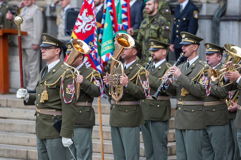 Liberečtí chemici 13. září při slavnostním nástupu před radnicí na náměstí Dr. E. Beneše v Liberci. Jednotka slavila 40 let od vzniku chemické brigády a také 150. výročí přítomnosti vojsk ve městě.