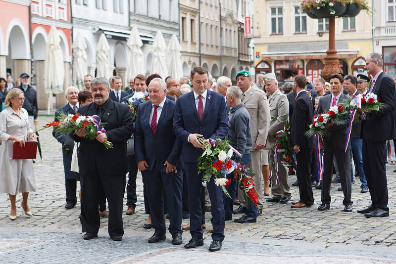 Na libereckém náměstí lidé kladli věnce při vzpomínce na 21. srpen.