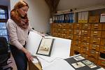 Kurátorka Severočeského muzea v Liberci Anna Dařbujanová představuje nově získané fotografie, které čekají na restaurování.