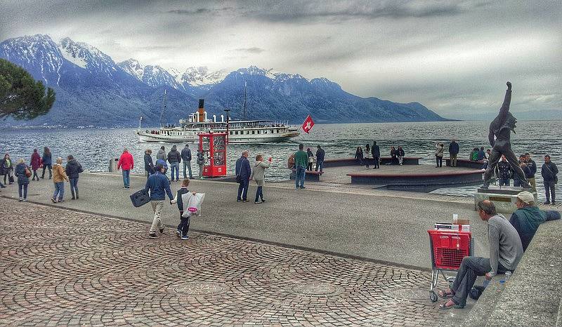 FREDDIE MERCURY, frontman Queen, má v Montreux na břehu Ženevského jezera svou sochu od české sochařky Ireny Sedlecké. 