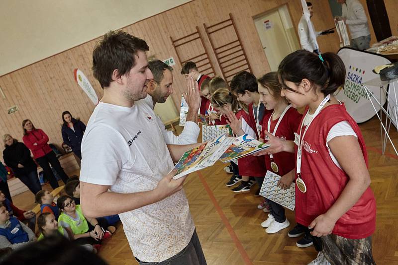 V Habarticích se na základní škole uskutečnil olympijský trénink Jeho cílem je vnímání olympijských hodnot formou pohybových her.