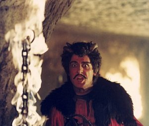 Karel Heřmánek si ve filmové pohádce S čerty nejsou žerty zahrál samotného Lucifera. Peklo se točilo na skladním hradě Sloup či v Pustých kostelech u Cvikova.