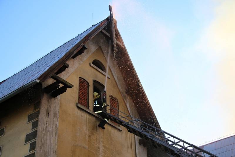 K požáru skladu dřevního materiálu se sjelo 12 jednotek hasičů.