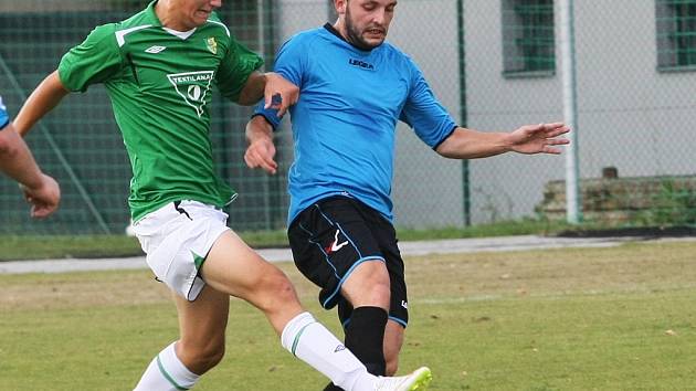 SPOUSTA OSTRÝCH SOUBOJŮ. Takové bylo liberecké derby Rapidu se Stráží. Domácí nakonec zvítězili 3:2. Vlevo je Kejdana z Rapidu, vpravo hostující Kosiewicz.  