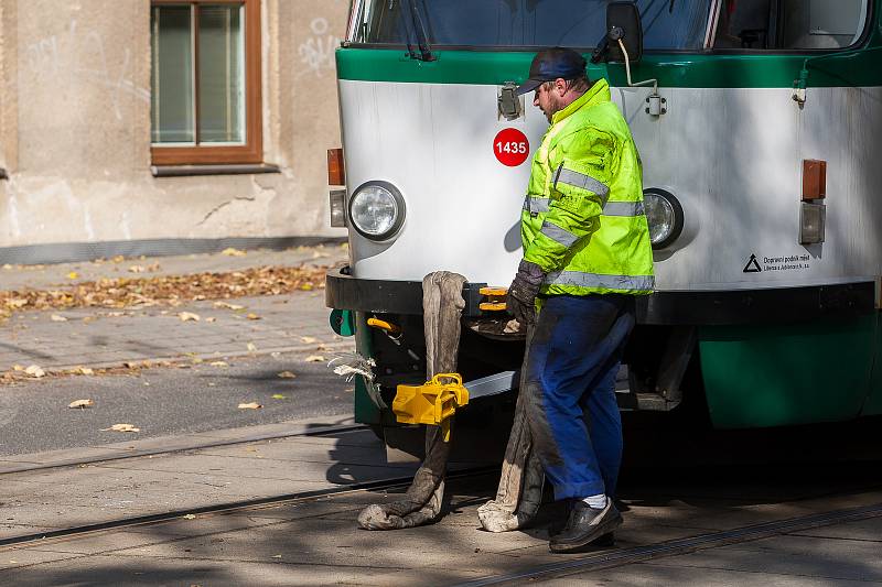 Tramvajová souprava linky 2 vykolejila 12. října po desáté hodině v liberecké ulici Hanychovská poblíž točny u viaduktu. Zpět do kolejí ji musel dostat jeřáb.