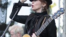 SUZANNE VEGA na koncertě na státním zámku Sychrov. Zpěvačka zde odehrála zhruba hodinu a půl dlouhý koncert ať už za doprovodu kytaristy, kapely nebo sama s akustickou kytarou. Zazněly i její dva největší hity Luka a Tom's Diner.