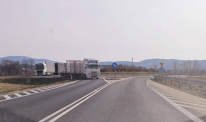 Polští příznivci těžby v dole Turów v pondělí blokovali hraniční přechodu u Hrádku and Nisou. Pomalou jízdou se snažili omezit vjezd nákladních vozidel z ČR do Polska.