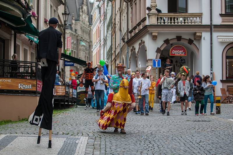 Průvodem loutek a masek odstartoval 13. června v Liberci festival profesionálních loutkových divadel. Průvod vedl od Naivního divadla přes náměstí Dr. E. Beneše a zpět.