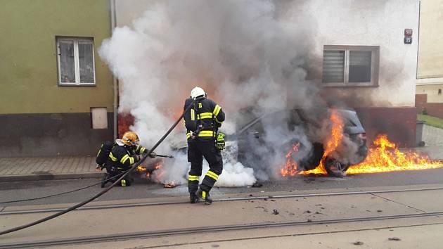 Zásah hasičů v Hanychovské ulici u požáru auta.