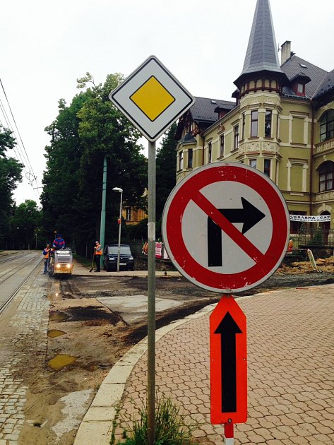 LESNÍ ULICE A DALŠÍ PŘILEHLÉ KOMUNIKACE PROCHÁZEJÍ KOMPLETNÍ REKONSTRUKCÍ. Kopat se tady bude až do konce letošního listopadu. 