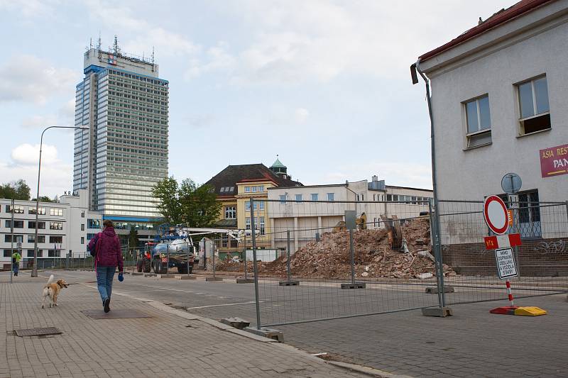 Demolice budov v Liberci v ulici U Nisy.