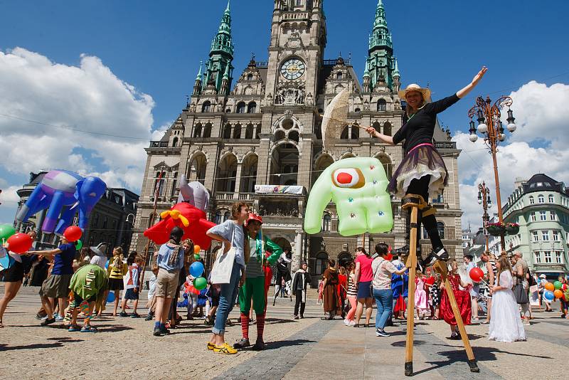 Libercem prošel průvod masek, který odstartoval festival loutkového divadla Mateřinka.