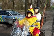 Lidé v maskách vyrazili na motorce v Libereckém kraji na Velikonoční pondělí.