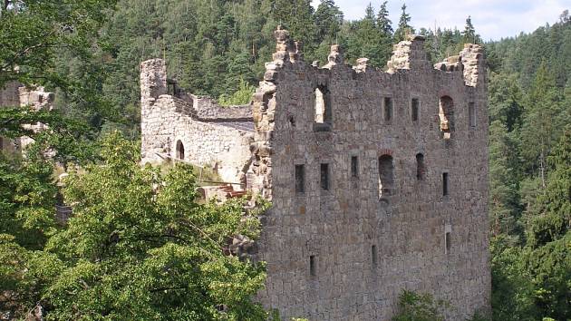 OYBIN. Zřícenina skalního hradu a kláštera ze 13. století patřila ve středověku českým pánům. Odměnou za náročný výstup vám může být působivý výhled na Žitavské hory. 