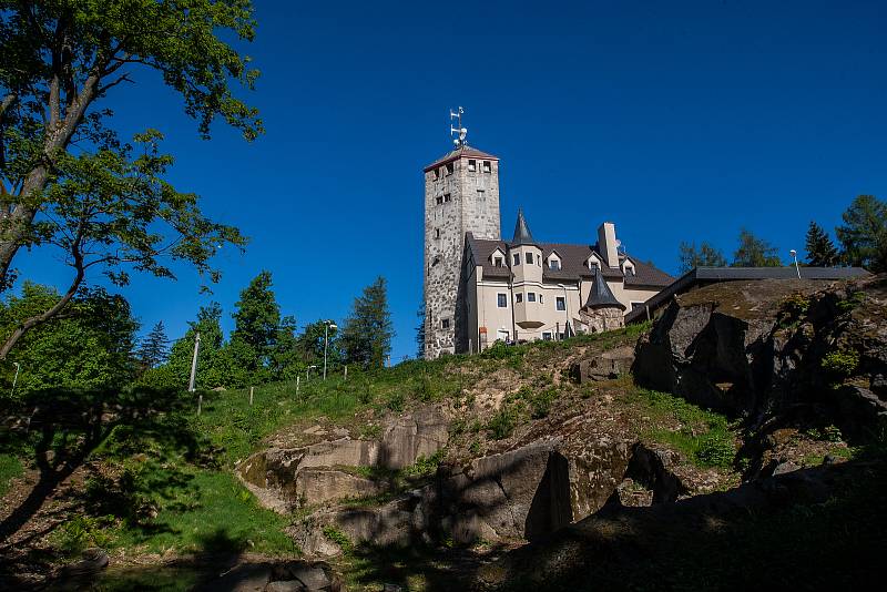 Výstavbu inicioval Heinrich Liebig a svou podobou připomíná rozhledna středověký hrad. Nechybí hradní most a vodní příkop.