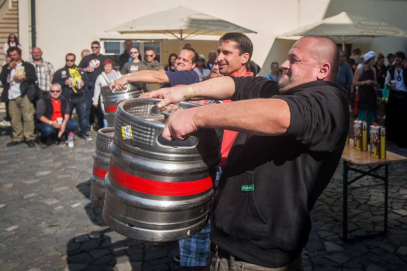Svatováclavské slavnosti proběhly 28. září na Zámku Svijany. Na snímku je pivní soutěž - držení pivního sudu.