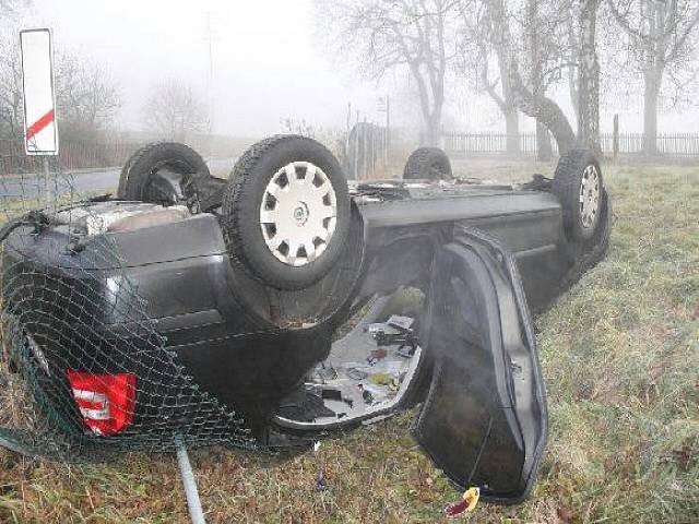 AUTOMOBIL, z něhož policisté zachránili tři mladíky.