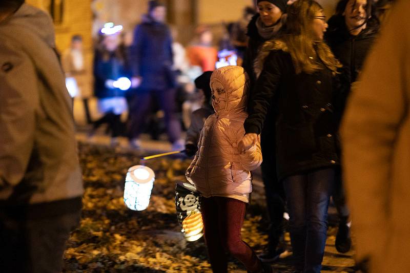 Rodiče s dětmi a lampióny prošli Hrádkem. V čele šel bílý kůň.