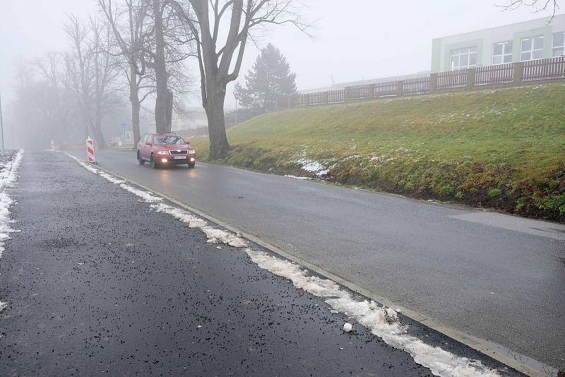 Nová stezka pro cyklisty a pěší ve Frýdlantu spojuje končící chodník v Bělíkově ulici s cyklostezkou v ulici Zámecké. Je dlouhá 693 metrů a je koncipována jako smíšená stezka. Bude vyznačená svislým a vodorovným dopravním značením.