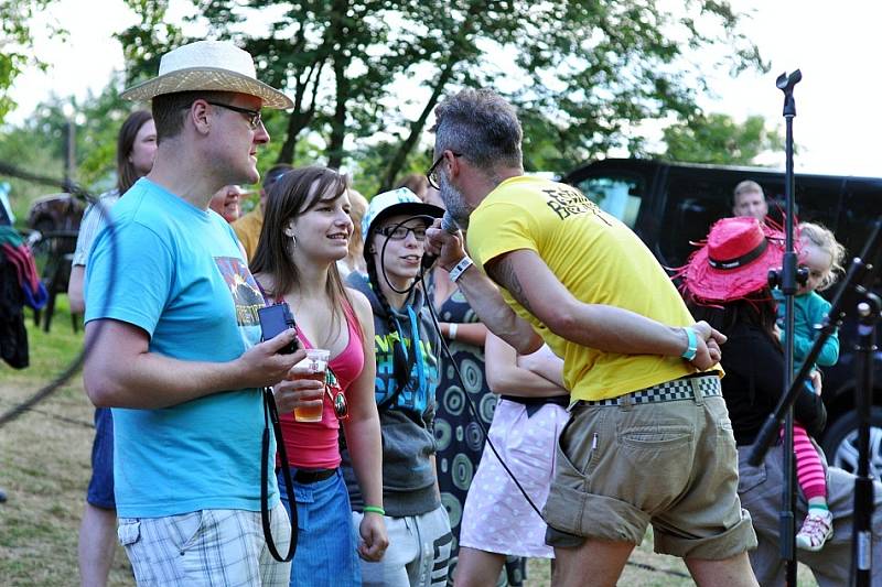 FESTIVAL BEZ PLOTŮ v Březině opět pomáhal. Výtěžek dostanou klienti z Domova Pod Skalami Kurovodice.