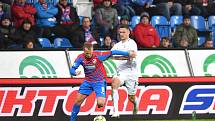 FC Viktoria Plzeň - FC Slovan Liberec 4:1. Potočný (v bílém) se snaží zastavit Limberského.