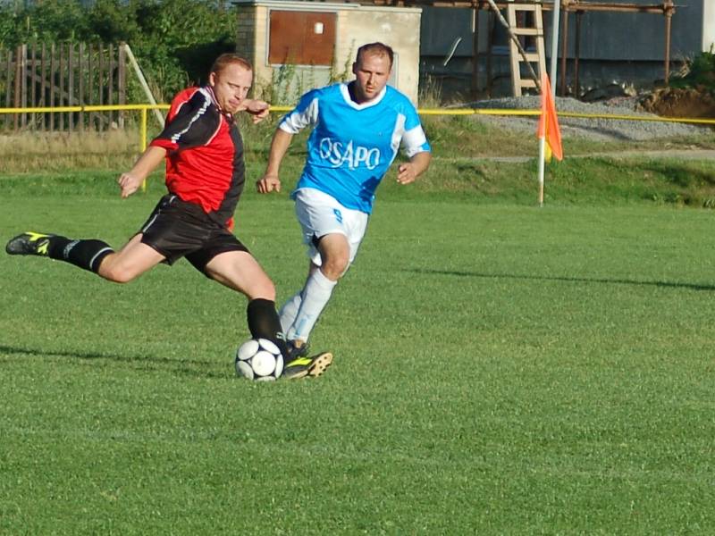 GASSERVIS PODLEHL ROZSTÁNÍ. Domácí Macháček se snaží o střelbu přes bránícího Botku z Rozstání.  Favorizovaní hosté nakonec zvítězili 2:1.