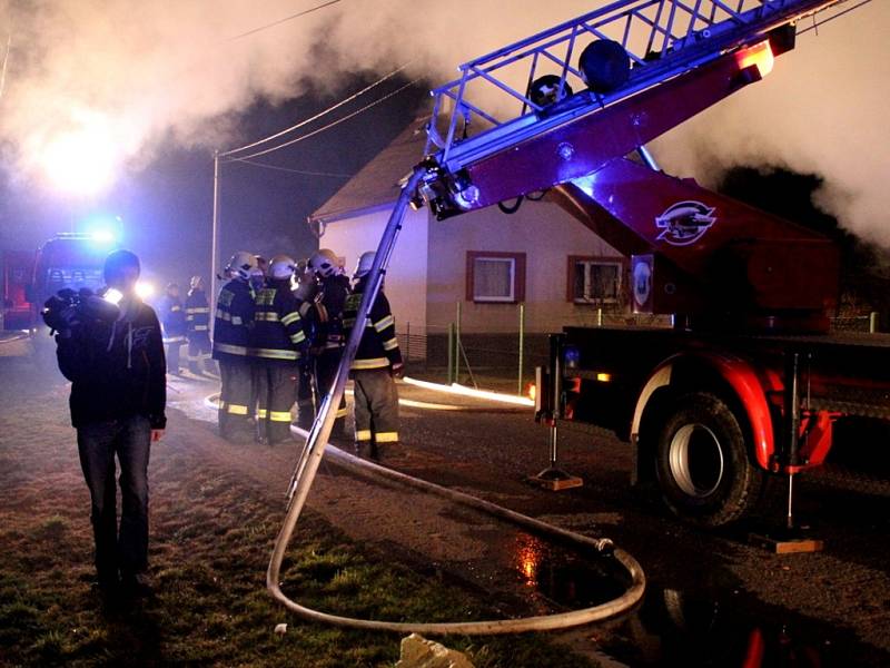 Hospodářskou budovu zachvátil ve čtvrtek po jednadvacáté hodině ve Vísce na Frýdlantsku požár. Již v době příjezdu hasičů byl celý objekt v plamenech.
