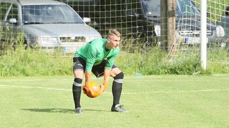 Machnín - Nová Ves 2:2. Machnín v modrých dresech.