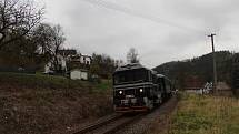 O víkendu 2.-3. listopadu 2019 proběhly na trati z Liberce do Žitavy oslavy 160 let trati. Na snímku zvláštní historický vlak u zastávky Chrastava-Andělská Hora.