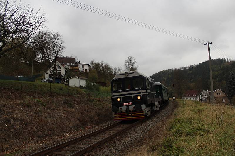 O víkendu 2.-3. listopadu 2019 proběhly na trati z Liberce do Žitavy oslavy 160 let trati. Na snímku zvláštní historický vlak u zastávky Chrastava-Andělská Hora.