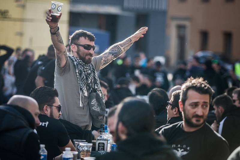 Fanoušci PAOK Soluň v Liberci při pochodu na stadion.