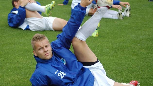 PŘED PREMIÉROU? Obránce Petr Krátký, posila z Mladé Boleslavi, si dnes možná poprvé zahraje soutěžní utkání v dresu Slovanu. Snímek je ze včerejšího neplánovaného tréninku v Pardubicích.