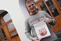 Poškozený František Hrabal naletěl podvodnici, která se vydávala za redaktorku prestižního časopisu o gastronomii. Ta se neostýchala v jeho podniku fotit a dělat rozhovory s personálem i některými hosty .