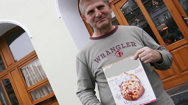 Poškozený František Hrabal naletěl podvodnici, která se vydávala za redaktorku prestižního časopisu o gastronomii. Ta se neostýchala v jeho podniku fotit a dělat rozhovory s personálem i některými hosty .