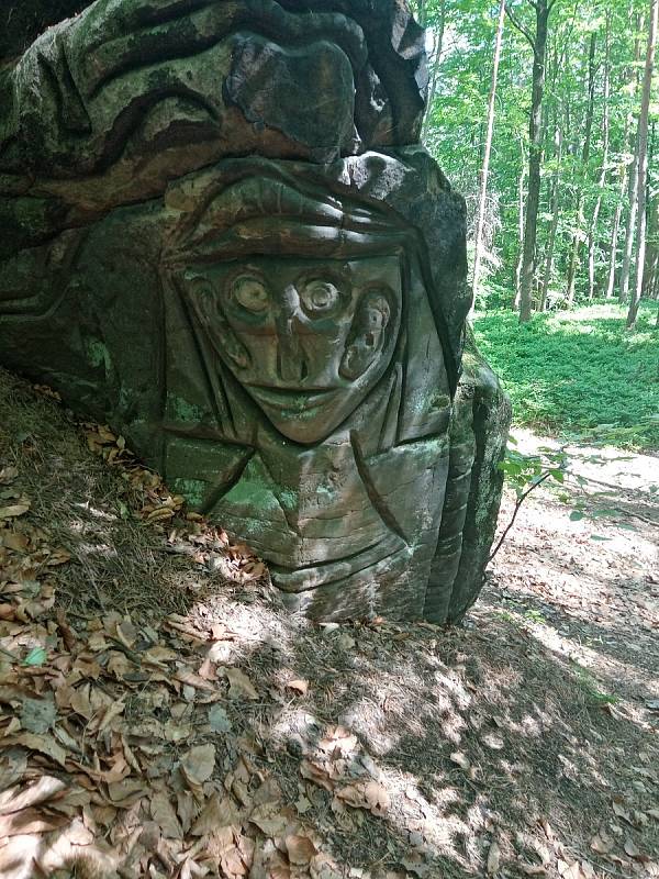 Bukovina u Turnova. Skalní reliéf, který připomíná jeptišku.
