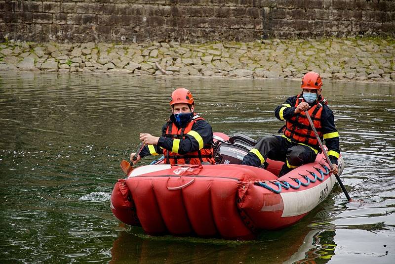 Liberečtí hasiči cvičili tento týden na harcovské přehradě.
