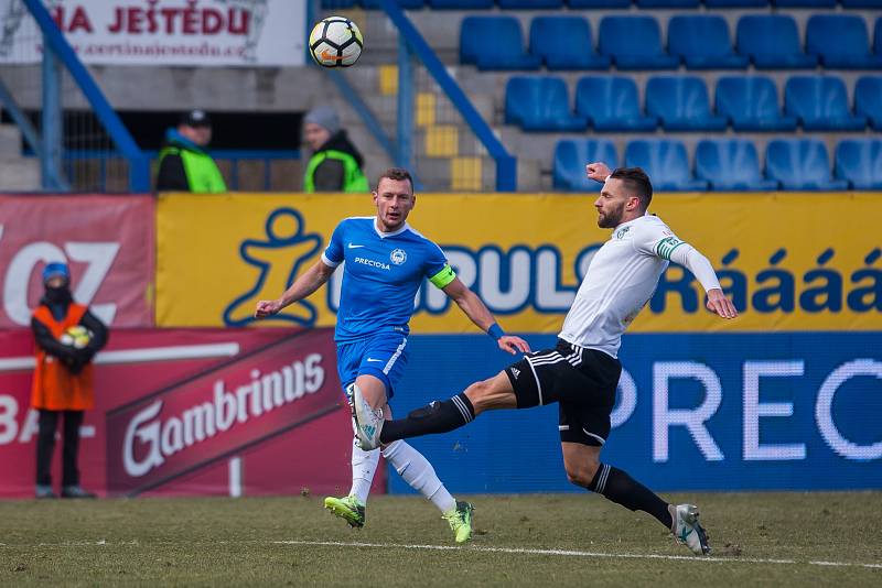 Zápas 19. kola první fotbalové ligy mezi týmy FC Slovan Liberec a MFK Karviná se odehrál 3. března na stadionu U Nisy v Liberci. Na snímku vlevo Vladimír Coufal.