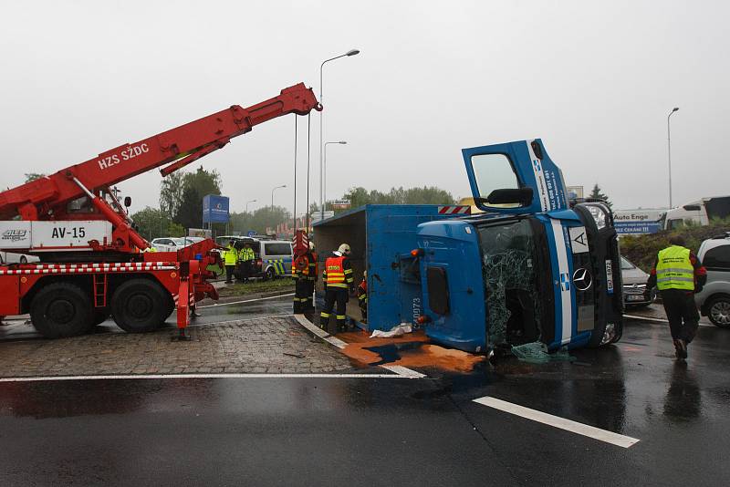 Převrácený nákladní vůz na kruhovém objezdu v ulici České mládeže v Liberci.