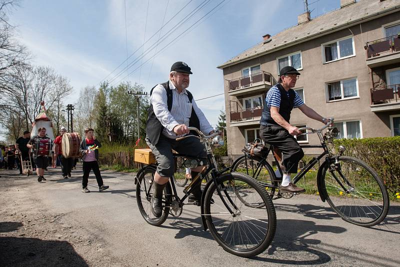 Tradiční průvod a zdobení Vajíčkovníku na statku v Dolní Řasnici