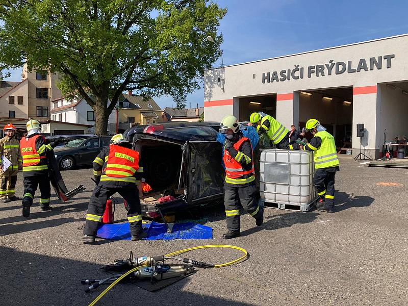 Dobrovolní hasiči soutěžili ve Frýdlantu ve vyprošťování osob z havarovaných vozů.