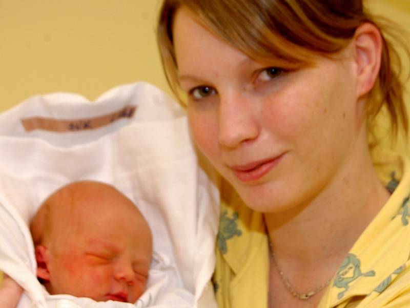 Syn Adam Suk se narodil 13. března v Liberci mamince Petře Sukové z Nového Města pod Smrkem. Měřil 50 cm a vážila 3,44  kg.