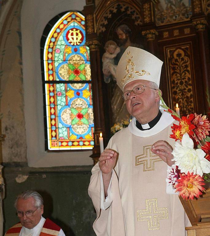 BISKUP ŽEHNÁ OKNŮM I LIDEM. Kostelíku požehnal litoměřický biskup Jan Baxant.