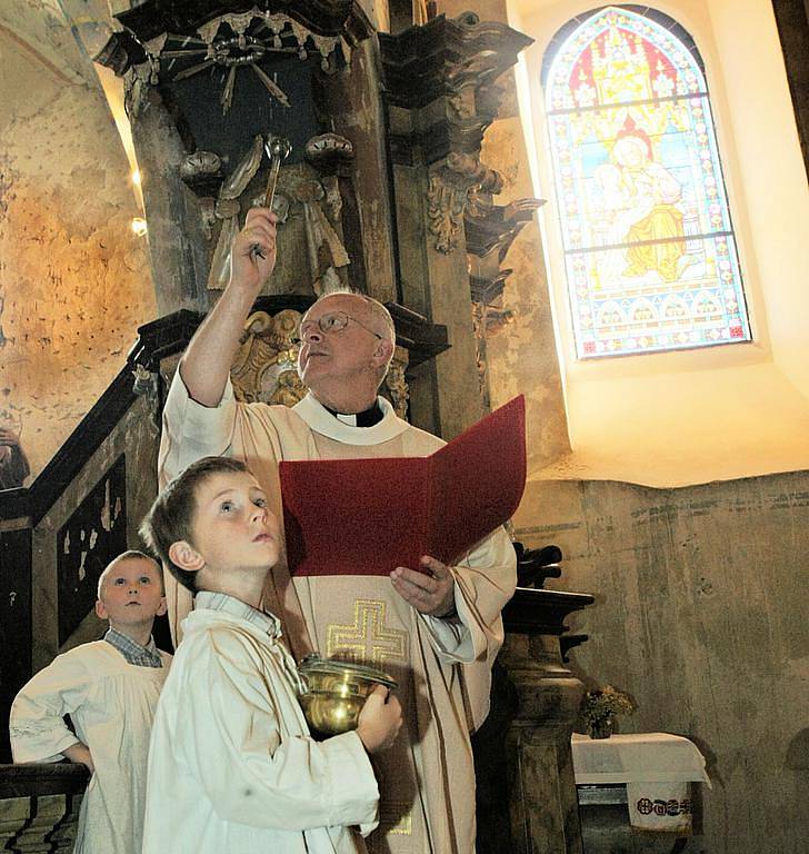 BISKUP ŽEHNÁ OKNŮM I LIDEM. Kostelíku požehnal litoměřický biskup Jan Baxant.