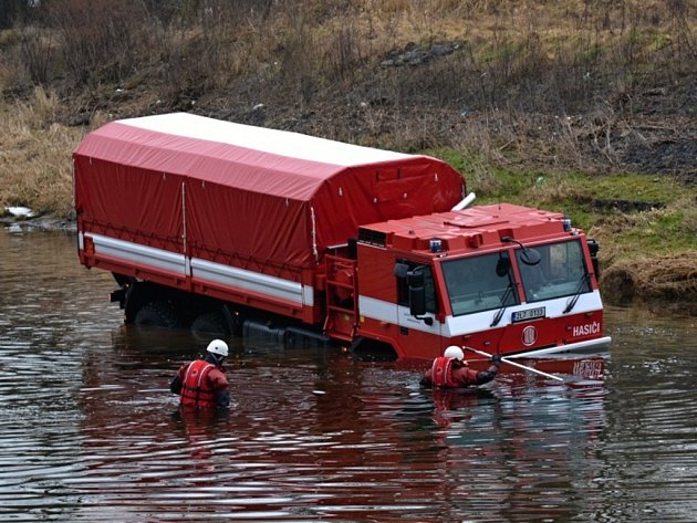 Nákladní automobil Tatra 815-731R32 hasiči otestovali v korytě Jizery. Pomoci má hlavně při povodních.