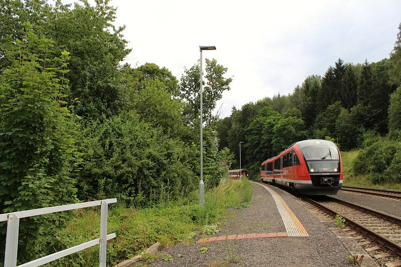 Prezentační jízda železničního dopravce Arriva na tratích v Libereckém kraji. a snímku vlak Siemens Desiro zachycen před odjezdem ze stanice Sychrov.