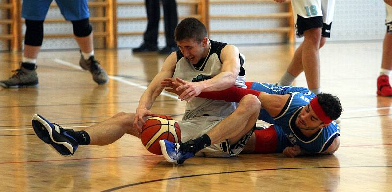 Ve II. lize basketbalu hostili Lynx Liberec celek Poděbrad (v modrém).