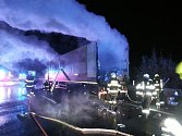 Noční požár nákladního vozu na silnici I/35.